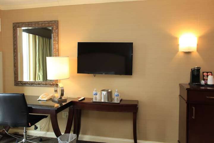 Room 27 of 76